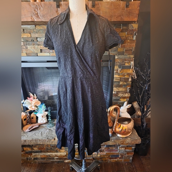 Elegant Black Dress - Picture 1 of 3